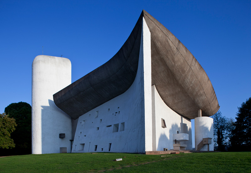 Notre Dame du Haut, Gesamtansicht von SO morgens